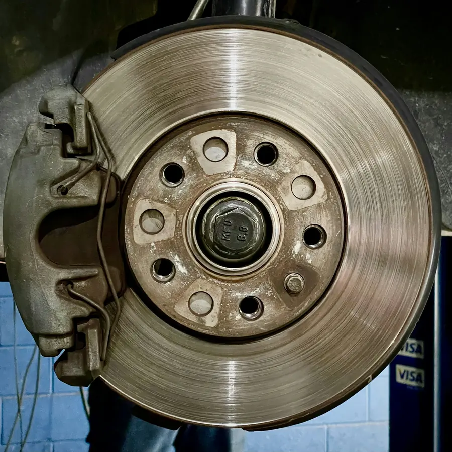 Brake disc and hub with the wheel off